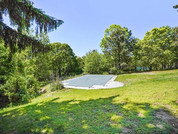 6 Huckleberry Lane E, Hampton Bays NY 11946