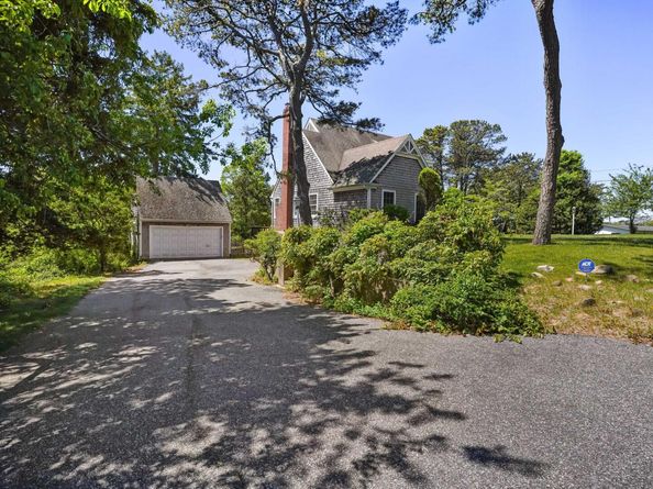 6 Huckleberry Lane E, Hampton Bays NY 11946