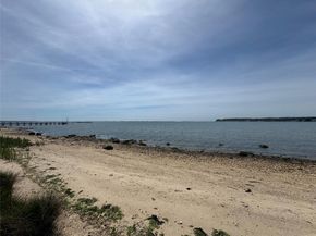 6 Huckleberry Lane E, Hampton Bays NY 11946