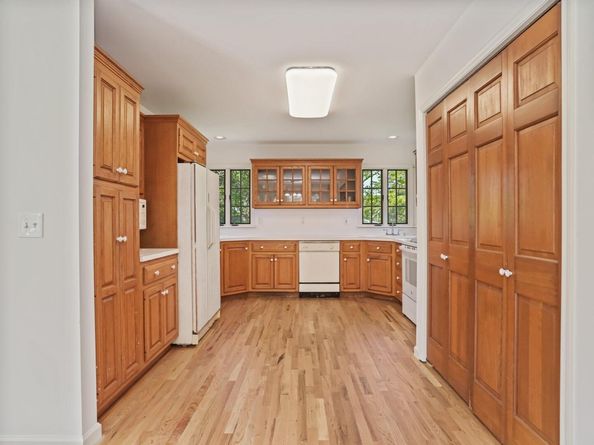 6 Huckleberry Lane E, Hampton Bays NY 11946