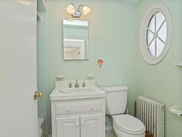 6 Huckleberry Lane E, Hampton Bays NY 11946