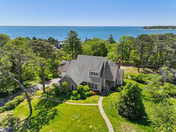 6 Huckleberry Lane E, Hampton Bays NY 11946