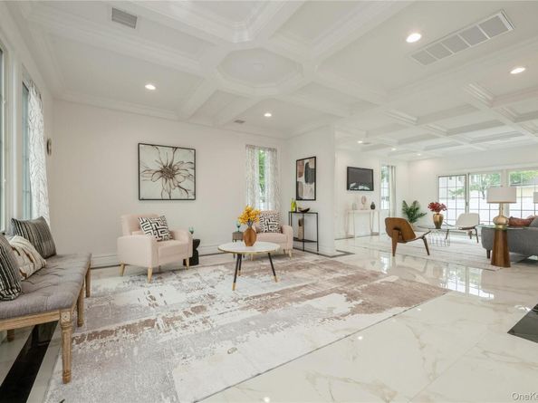 52 Cortland Ave, Hicksville NY 11801