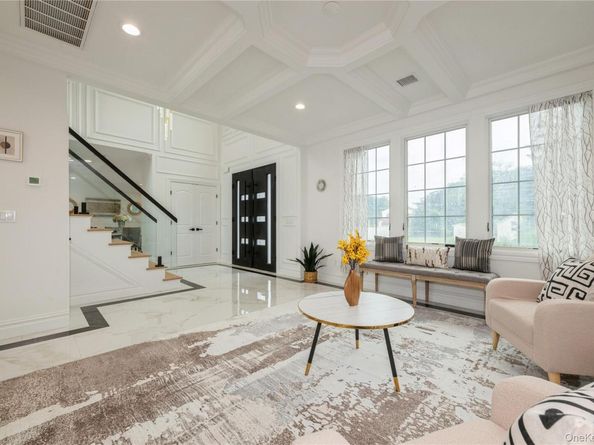 52 Cortland Ave, Hicksville NY 11801