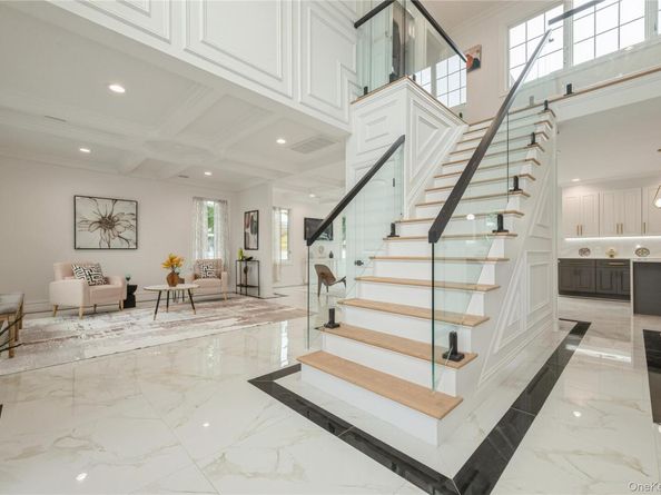 52 Cortland Ave, Hicksville NY 11801