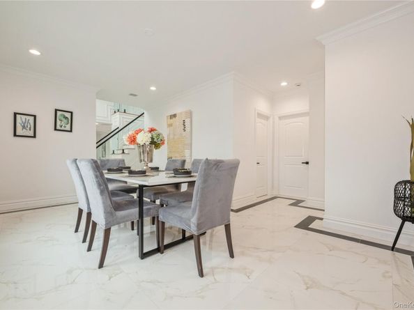 52 Cortland Ave, Hicksville NY 11801