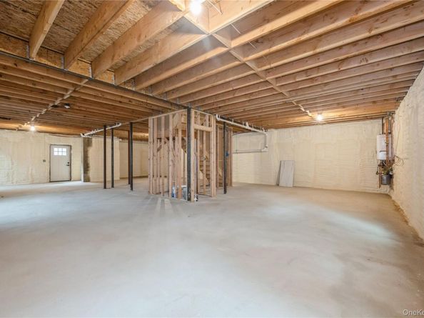 52 Cortland Ave, Hicksville NY 11801