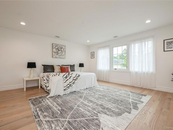 52 Cortland Ave, Hicksville NY 11801