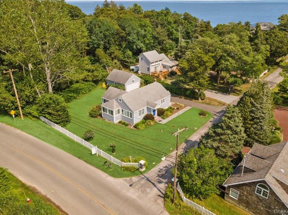 2360 Peconic Bay Boulevard, Laurel NY 11948