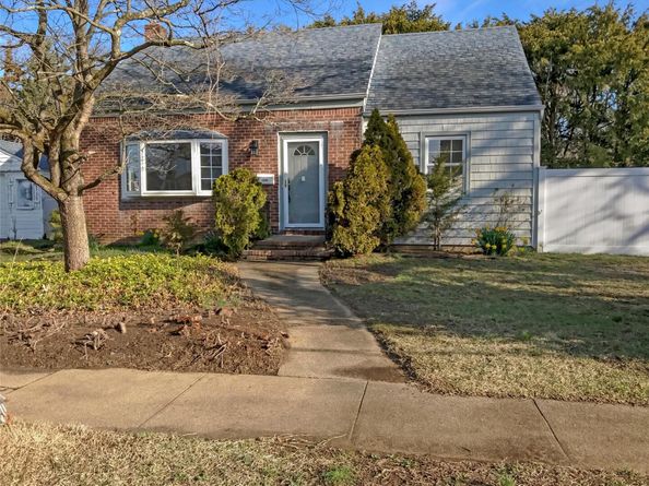 1035 Bonaparte Place, Baldwin NY 11510