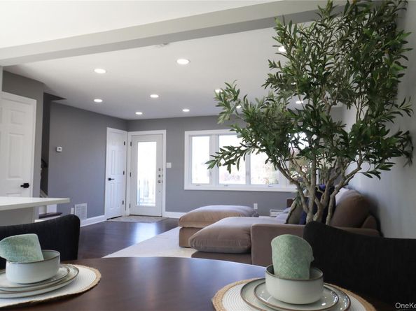 14a Earl Place, Amity Harbor NY 11701