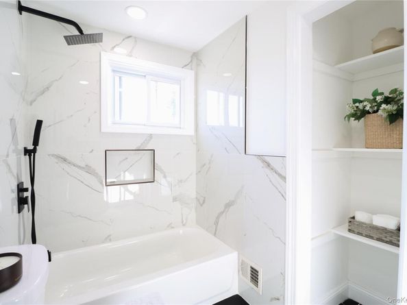 14a Earl Place, Amity Harbor NY 11701