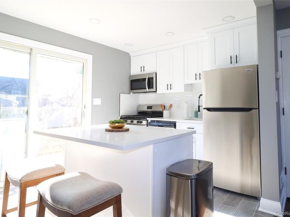 14a Earl Place, Amity Harbor NY 11701