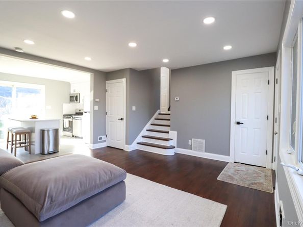 14a Earl Place, Amity Harbor NY 11701