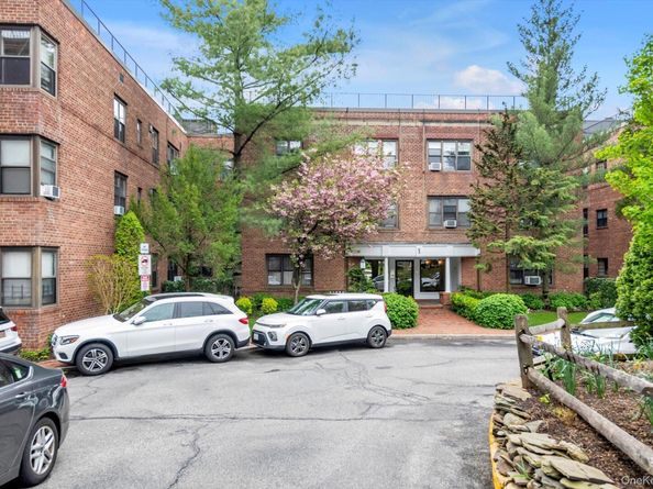 1 Town House Place Apt 2E, Great Neck NY 11021