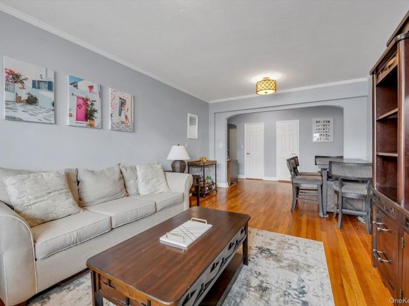 1 Town House Place Apt 2E, Great Neck NY 11021