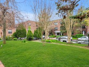 1 Town House Place Apt 2E, Great Neck NY 11021