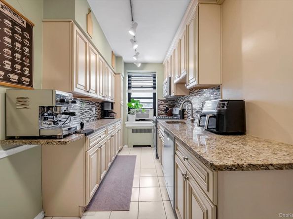 1 Town House Place Apt 2E, Great Neck NY 11021