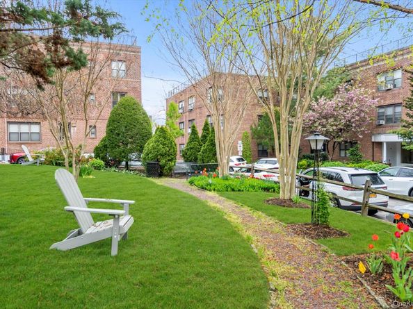 1 Town House Place Apt 2E, Great Neck NY 11021