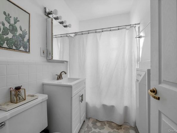 1 Town House Place Apt 2E, Great Neck NY 11021