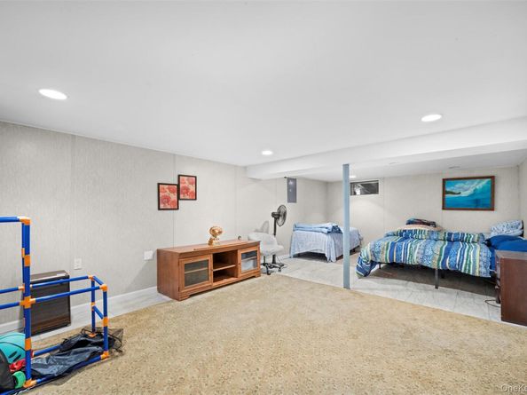 21 Westgate Road, Massapequa Park NY 11762