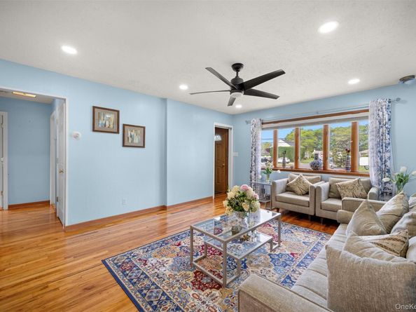 21 Westgate Road, Massapequa Park NY 11762