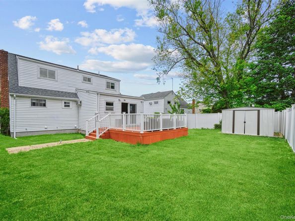 21 Westgate Road, Massapequa Park NY 11762