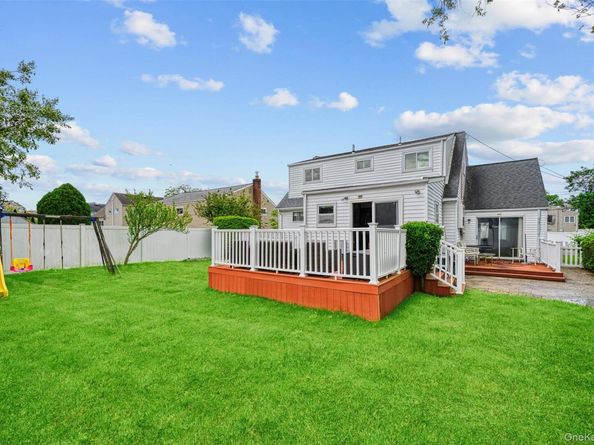 21 Westgate Road, Massapequa Park NY 11762