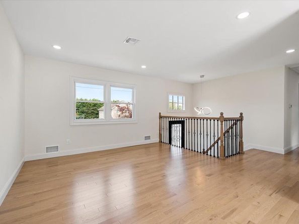 8 April Avenue, Dix Hills NY 11746