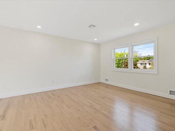 8 April Avenue, Dix Hills NY 11746