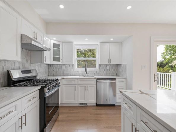 8 April Avenue, Dix Hills NY 11746