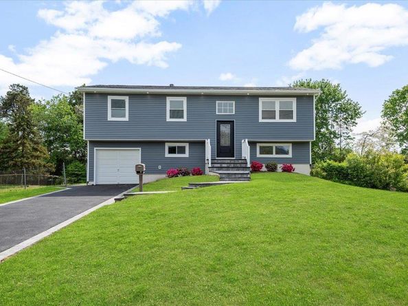 8 April Avenue, Dix Hills NY 11746