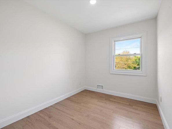 8 April Avenue, Dix Hills NY 11746