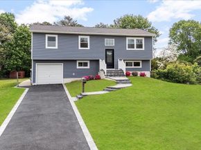 8 April Avenue, Dix Hills NY 11746