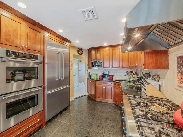 100 Mark Lane, Atlantic Beach NY 11509