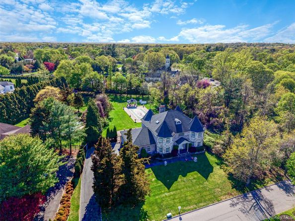 2 Deepwells Lane, Saint James NY 11780