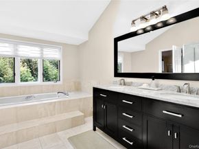 11 Bonnie Lynn Court, Roslyn NY 11576