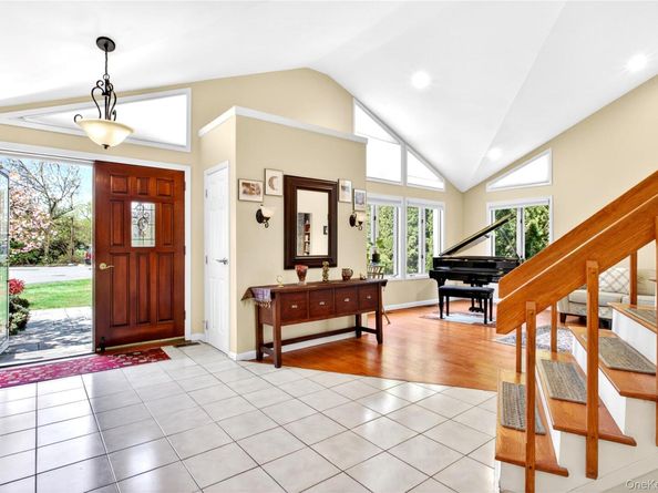 11 Bonnie Lynn Court, Roslyn NY 11576