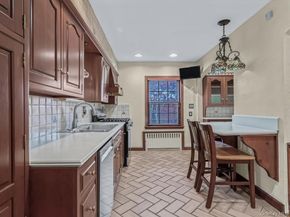 16 Kenilworth Road, Mineola NY 11501
