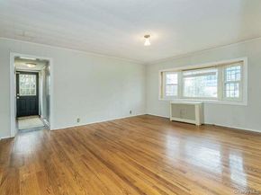 75 Grove Street, Glenwood Landing NY 11547