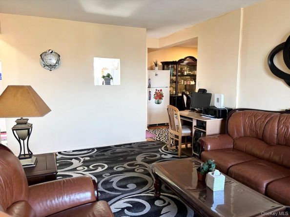 87-19 204th Street A68, Hollis NY 11423