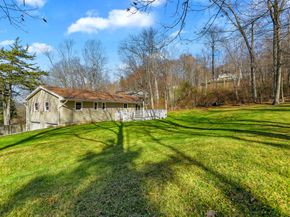 5 Woodland Hills Terrace, Brookfield CT 06804