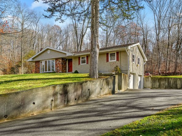 5 Woodland Hills Terrace, Brookfield CT 06804