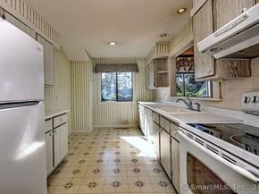 585 Pequot Lane B, Stratford CT 06614