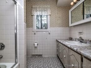 585 Pequot Lane B, Stratford CT 06614