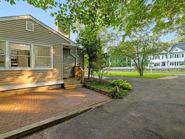 Undisclosed Address #24113392, New Canaan CT 06840