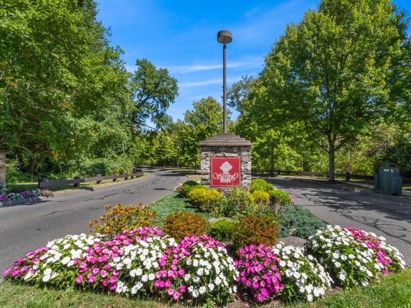 1702 Pinnacle Way 1702, Danbury CT 06811