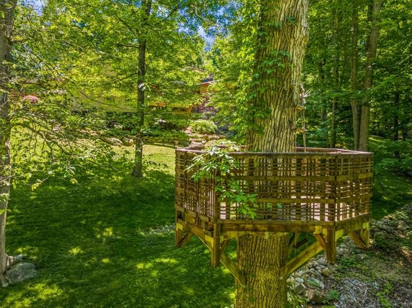 22 Father Peters Lane, New Canaan CT 06840