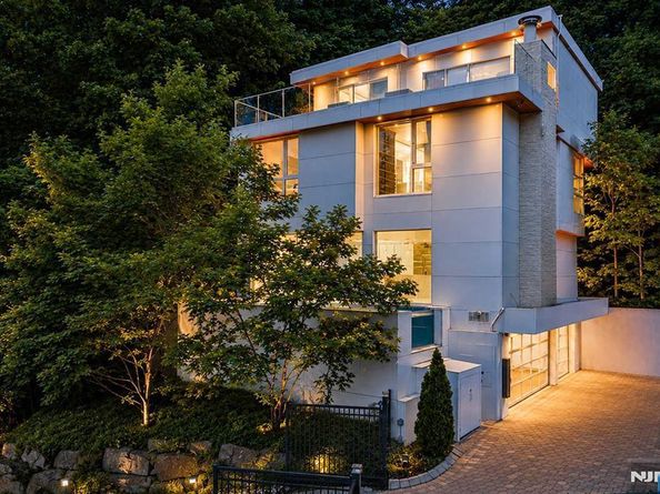 31A Casta Lane, Edgewater NJ 07020