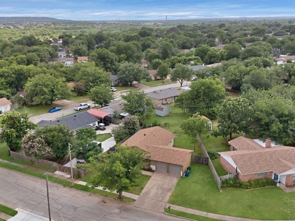 824 E Prairie View Road , Crowley Texas 76036